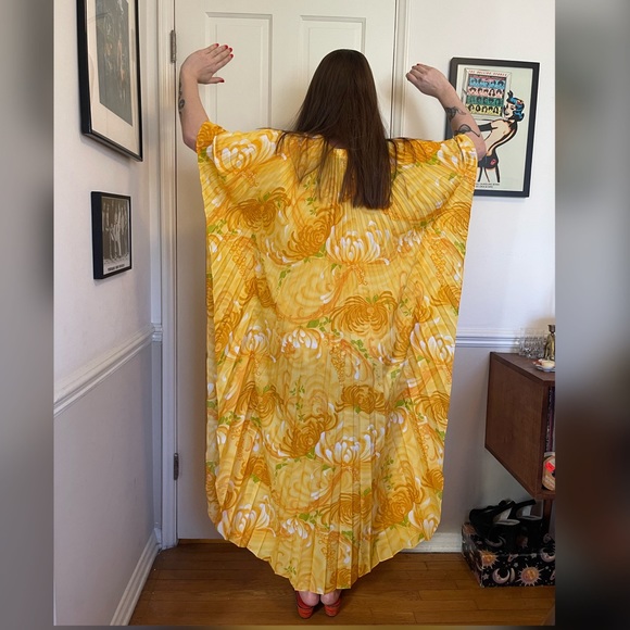 70s Vintage Volup Friendly Accordion Pleat Yellow Kaftan w. Chrysanthemum Print - Picture 4 of 7